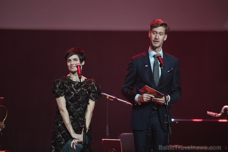 Par godu jubilejai savas pasaules koncerttūres ietvaros Par godu jubilejai savas pasaules koncerttūres ietvaros