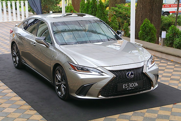 Brīnišķīgā Rīgas restorāna «Bibliotēka Nr.1» brokastu atmosfērā prezentē jauno «Lexus ES» 237054