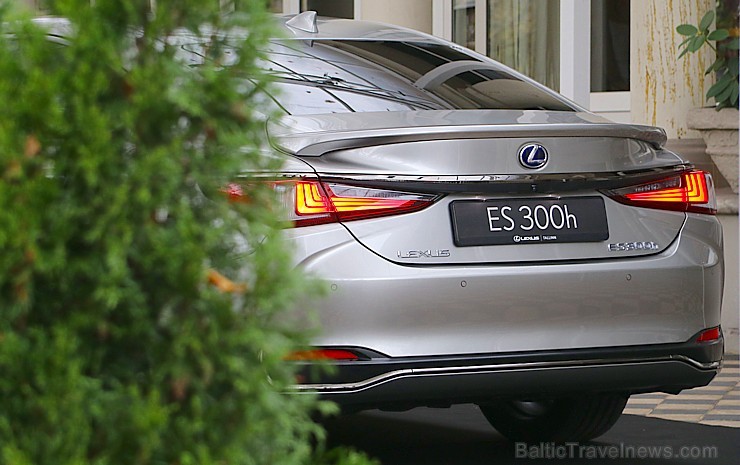 Brīnišķīgā Rīgas restorāna «Bibliotēka Nr.1» brokastu atmosfērā prezentē jauno «Lexus ES» 237055