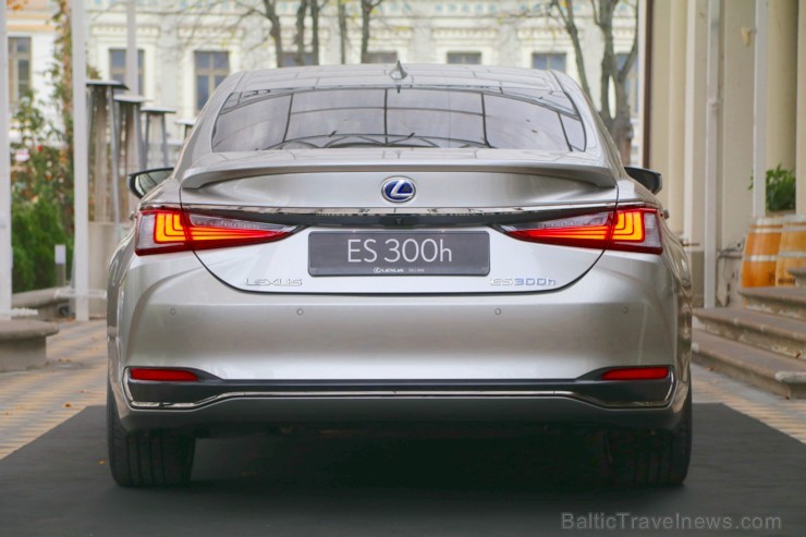 Brīnišķīgā Rīgas restorāna «Bibliotēka Nr.1» brokastu atmosfērā prezentē jauno «Lexus ES» 237056
