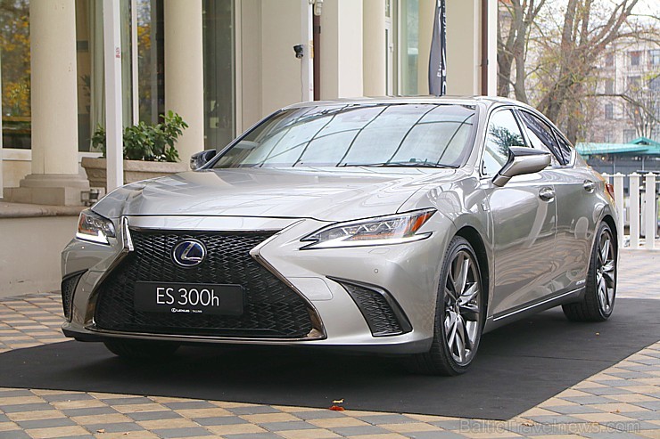 Brīnišķīgā Rīgas restorāna «Bibliotēka Nr.1» brokastu atmosfērā prezentē jauno «Lexus ES» 237057