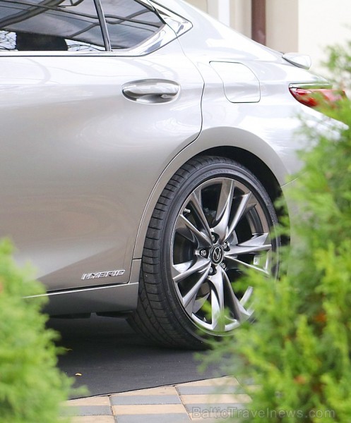 Brīnišķīgā Rīgas restorāna «Bibliotēka Nr.1» brokastu atmosfērā prezentē jauno «Lexus ES» 237058