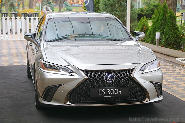 Brīnišķīgā Rīgas restorāna «Bibliotēka Nr.1» brokastu atmosfērā prezentē jauno «Lexus ES» 237059