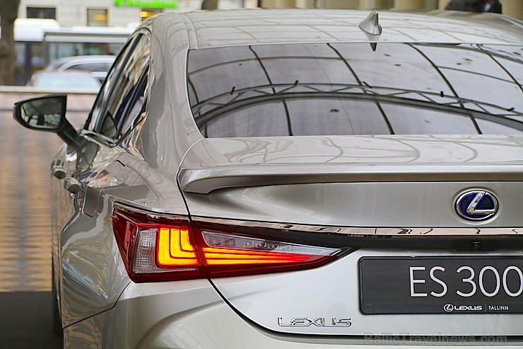 Brīnišķīgā Rīgas restorāna «Bibliotēka Nr.1» brokastu atmosfērā prezentē jauno «Lexus ES» 237060