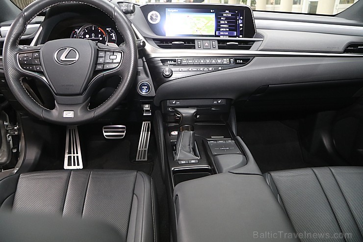 Brīnišķīgā Rīgas restorāna «Bibliotēka Nr.1» brokastu atmosfērā prezentē jauno «Lexus ES» 237102