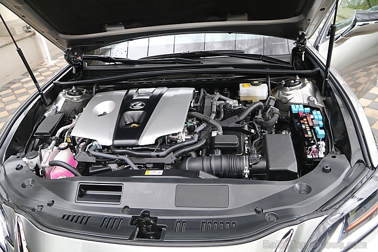 Brīnišķīgā Rīgas restorāna «Bibliotēka Nr.1» brokastu atmosfērā prezentē jauno «Lexus ES» 237104