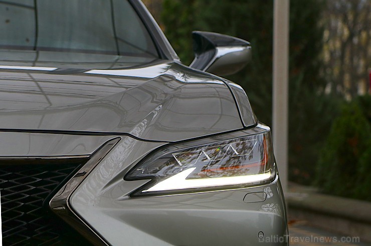 Brīnišķīgā Rīgas restorāna «Bibliotēka Nr.1» brokastu atmosfērā prezentē jauno «Lexus ES» 237109