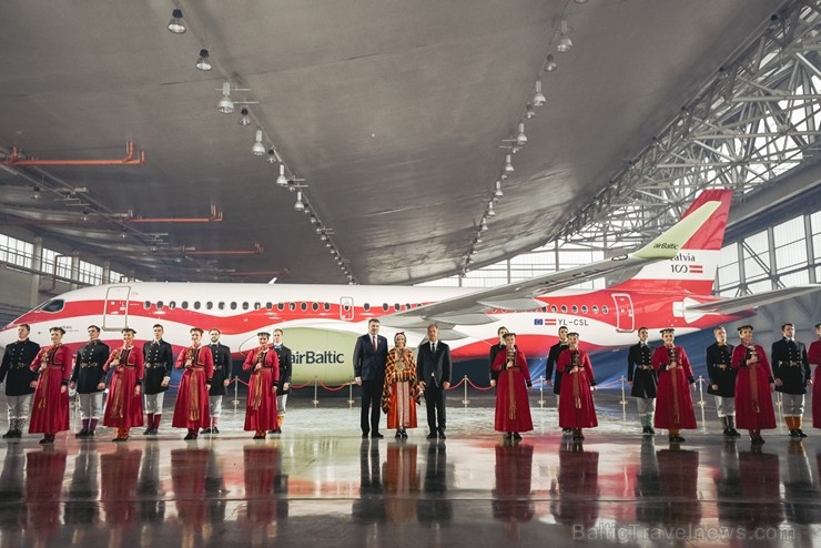 Latvijas lidsabiedrība airBaltic pasniedza unikālu dāvanu Latvijai simtgadē – lidmašīnu ar īpašo krāsojumu. airBaltic Airbus A220-300 lidmašīnu ar reģ Latvijas lidsabiedrība airBaltic pasniedza unikālu dāvanu Latvijai simtgadē – lidmašīnu ar īpašo krāsojumu. airBaltic Airbus A220-300 lidmašīnu ar reģ 237757