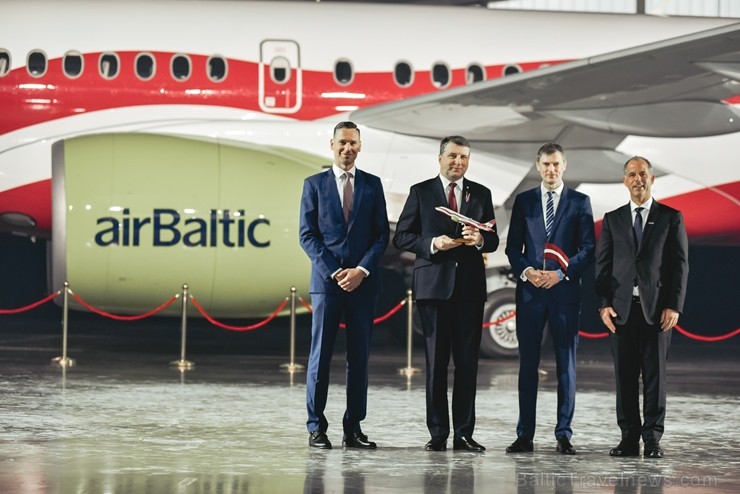 Latvijas lidsabiedrība airBaltic pasniedza unikālu dāvanu Latvijai simtgadē – lidmašīnu ar īpašo krāsojumu. airBaltic Airbus A220-300 lidmašīnu ar reģ Latvijas lidsabiedrība airBaltic pasniedza unikālu dāvanu Latvijai simtgadē – lidmašīnu ar īpašo krāsojumu. airBaltic Airbus A220-300 lidmašīnu ar reģ 237760