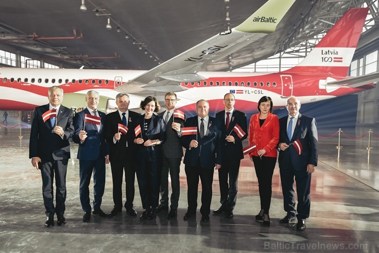 Latvijas lidsabiedrība airBaltic pasniedza unikālu dāvanu Latvijai simtgadē – lidmašīnu ar īpašo krāsojumu. airBaltic Airbus A220-300 lidmašīnu ar reģ Latvijas lidsabiedrība airBaltic pasniedza unikālu dāvanu Latvijai simtgadē – lidmašīnu ar īpašo krāsojumu. airBaltic Airbus A220-300 lidmašīnu ar reģ 237762
