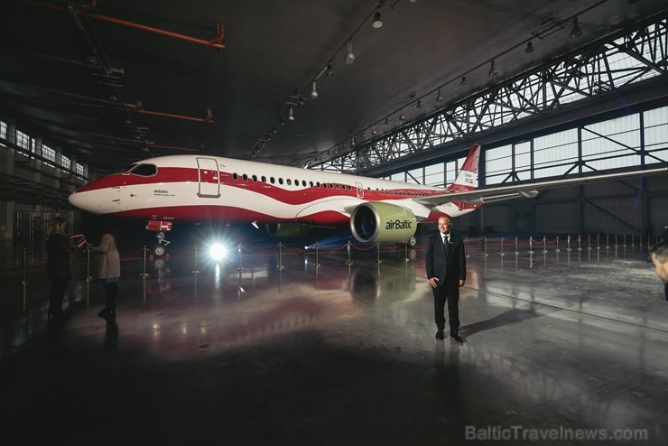 Latvijas lidsabiedrība airBaltic pasniedza unikālu dāvanu Latvijai simtgadē – lidmašīnu ar īpašo krāsojumu. airBaltic Airbus A220-300 lidmašīnu ar reģ 237770