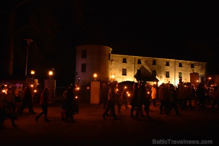 11. novembrī Jaunpils novada iedzīvotāji un viesi devās Lāčplēša dienas Gaismas gājienā no Jaunpils vidusskolas līdz Jaunpils pils laukumam, kur notik 238073