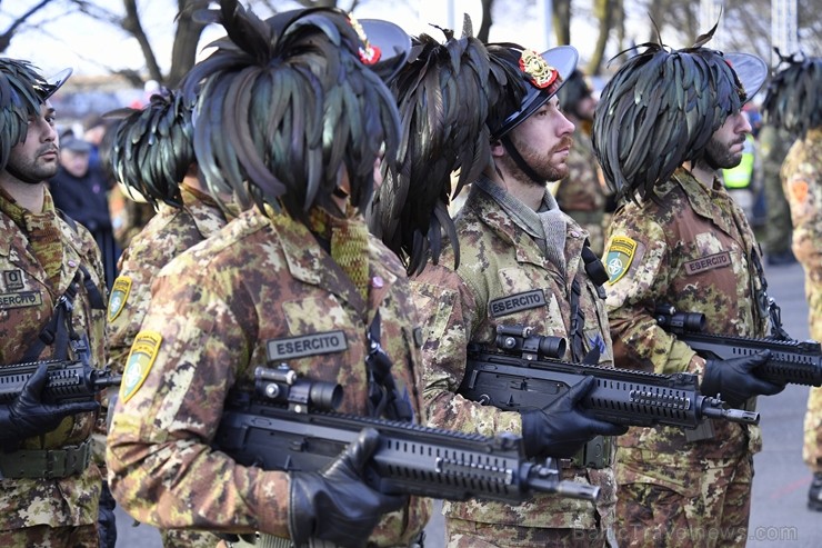 Militārajā parādē piedalījās aptuveni 1700 karavīri, zemessargi, policisti, robežsargi, ugunsdzēsēji un jaunsargi. Par godu Latvijas valsts neatkarība Militārajā parādē piedalījās aptuveni 1700 karavīri, zemessargi, policisti, robežsargi, ugunsdzēsēji un jaunsargi. Par godu Latvijas valsts neatkarība 238673