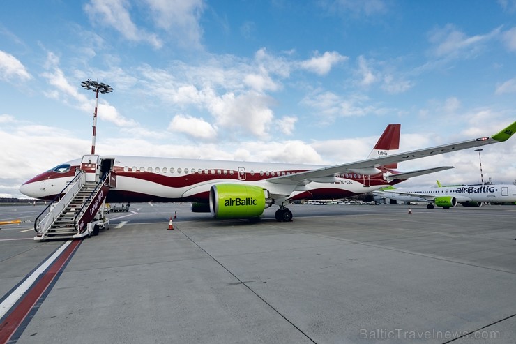 Latvijas nacionālā lidsabiedrība «airBaltic» 18. novembrī pirmo reizi piedalījās svinīgajā parādē ar «Airbus A220-300» lidmašīnu, kuru rotā sarkanbalt Latvijas nacionālā lidsabiedrība «airBaltic» 18. novembrī pirmo reizi piedalījās svinīgajā parādē ar «Airbus A220-300» lidmašīnu, kuru rotā sarkanbalt 238718