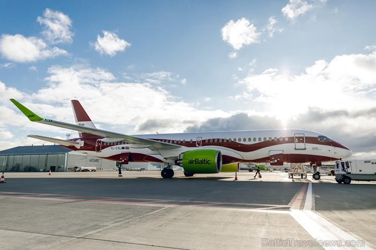 Latvijas nacionālā lidsabiedrība «airBaltic» 18. novembrī pirmo reizi piedalījās svinīgajā parādē ar «Airbus A220-300» lidmašīnu, kuru rotā sarkanbalt Latvijas nacionālā lidsabiedrība «airBaltic» 18. novembrī pirmo reizi piedalījās svinīgajā parādē ar «Airbus A220-300» lidmašīnu, kuru rotā sarkanbalt 238721