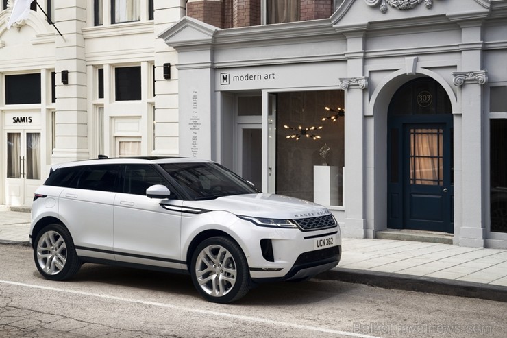 Oriģinālais luksusa klases kompaktais SUV ir kļuvis vēl labāks. Dzimtenes pilsētā un kalnos jaunais pievienojas Range Rover saimei, piedāvājot iespēju Oriģinālais luksusa klases kompaktais SUV ir kļuvis vēl labāks. Dzimtenes pilsētā un kalnos jaunais pievienojas Range Rover saimei, piedāvājot iespēju 239018