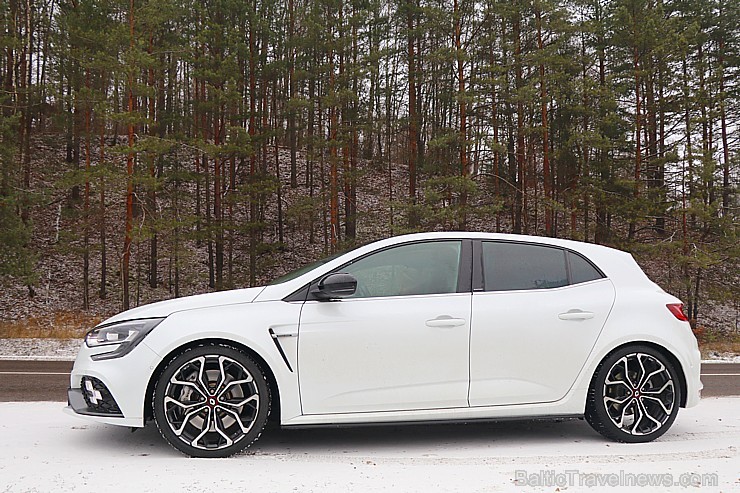 Travelnews.lv apceļo Latgali ar jauno un sportisko «Renault Megane R.S.» ar 280 zirgspēkiem 239100