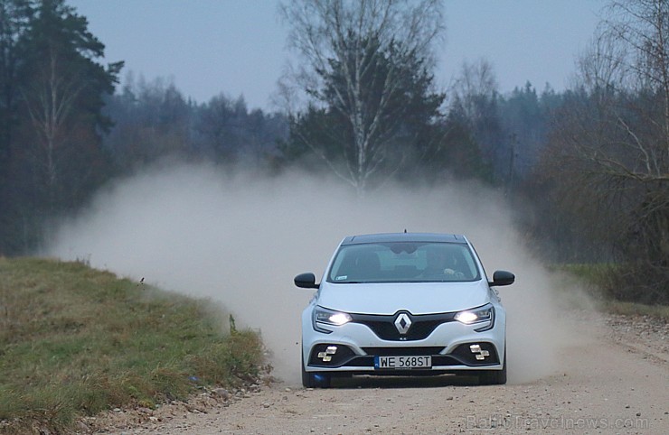 Travelnews.lv apceļo Latgali ar jauno un sportisko «Renault Megane R.S.» ar 280 zirgspēkiem 239102