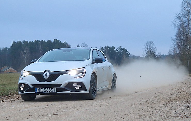 Travelnews.lv apceļo Latgali ar jauno un sportisko «Renault Megane R.S.» ar 280 zirgspēkiem 239105