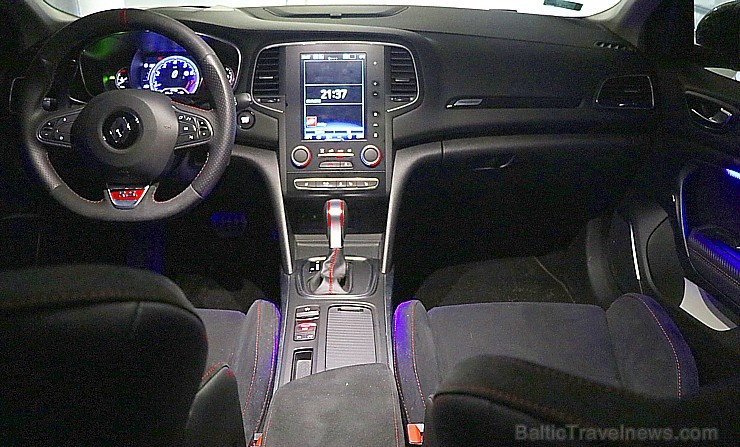 Travelnews.lv apceļo Latgali ar jauno un sportisko «Renault Megane R.S.» ar 280 zirgspēkiem 239138