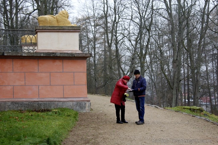 Kāpostu svētkos ikviens varēja piedalīties kāpostu šķērēšanā, izmantojot 20. gadsimta sākuma kāpostu šķērējamo mašīnu, bet Durbes pils saimniece stāst Kāpostu svētkos ikviens varēja piedalīties kāpostu šķērēšanā, izmantojot 20. gadsimta sākuma kāpostu šķērējamo mašīnu, bet Durbes pils saimniece stāst 239232