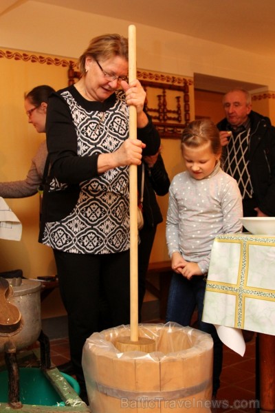 Kāpostu svētkos ikviens varēja piedalīties kāpostu šķērēšanā, izmantojot 20. gadsimta sākuma kāpostu šķērējamo mašīnu, bet Durbes pils saimniece stāst Kāpostu svētkos ikviens varēja piedalīties kāpostu šķērēšanā, izmantojot 20. gadsimta sākuma kāpostu šķērējamo mašīnu, bet Durbes pils saimniece stāst 239245