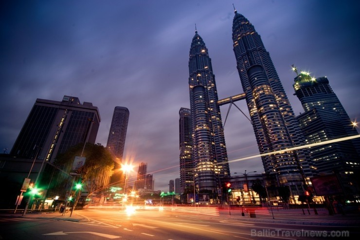 Malaizijas galvaspilsēta Kuala Lumpura ir moderna un to ieskauj zaļumi un siltums. Saulainās dienas viens otram līdzās izbauda gan malajiešu, gan ķīni Malaizijas galvaspilsēta Kuala Lumpura ir moderna un to ieskauj zaļumi un siltums. Saulainās dienas viens otram līdzās izbauda gan malajiešu, gan ķīni 239380