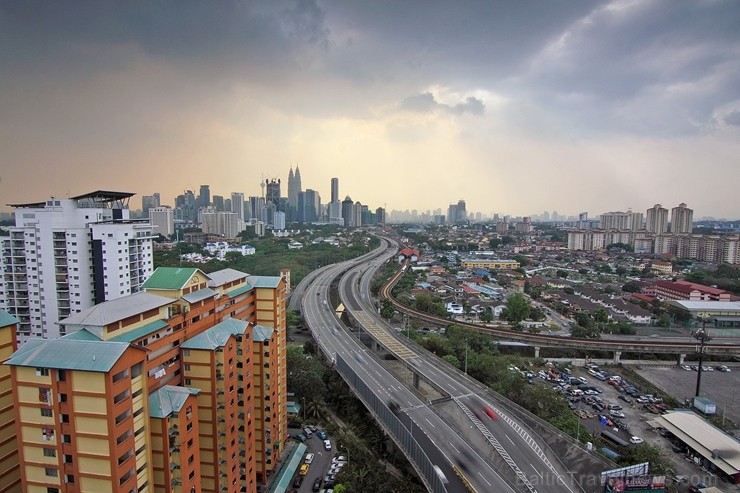 Malaizijas galvaspilsēta Kuala Lumpura ir moderna un to ieskauj zaļumi un siltums. Saulainās dienas viens otram līdzās izbauda gan malajiešu, gan ķīni Malaizijas galvaspilsēta Kuala Lumpura ir moderna un to ieskauj zaļumi un siltums. Saulainās dienas viens otram līdzās izbauda gan malajiešu, gan ķīni 239382