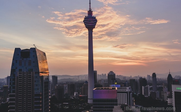 Malaizijas galvaspilsēta Kuala Lumpura ir moderna un to ieskauj zaļumi un siltums. Saulainās dienas viens otram līdzās izbauda gan malajiešu, gan ķīni Malaizijas galvaspilsēta Kuala Lumpura ir moderna un to ieskauj zaļumi un siltums. Saulainās dienas viens otram līdzās izbauda gan malajiešu, gan ķīni 239384