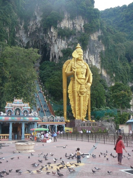 Malaizijas galvaspilsēta Kuala Lumpura ir moderna un to ieskauj zaļumi un siltums. Saulainās dienas viens otram līdzās izbauda gan malajiešu, gan ķīni Malaizijas galvaspilsēta Kuala Lumpura ir moderna un to ieskauj zaļumi un siltums. Saulainās dienas viens otram līdzās izbauda gan malajiešu, gan ķīni 239386