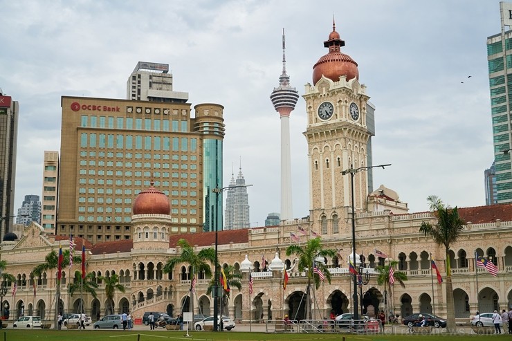 Malaizijas galvaspilsēta Kuala Lumpura ir moderna un to ieskauj zaļumi un siltums. Saulainās dienas viens otram līdzās izbauda gan malajiešu, gan ķīni Malaizijas galvaspilsēta Kuala Lumpura ir moderna un to ieskauj zaļumi un siltums. Saulainās dienas viens otram līdzās izbauda gan malajiešu, gan ķīni 239389