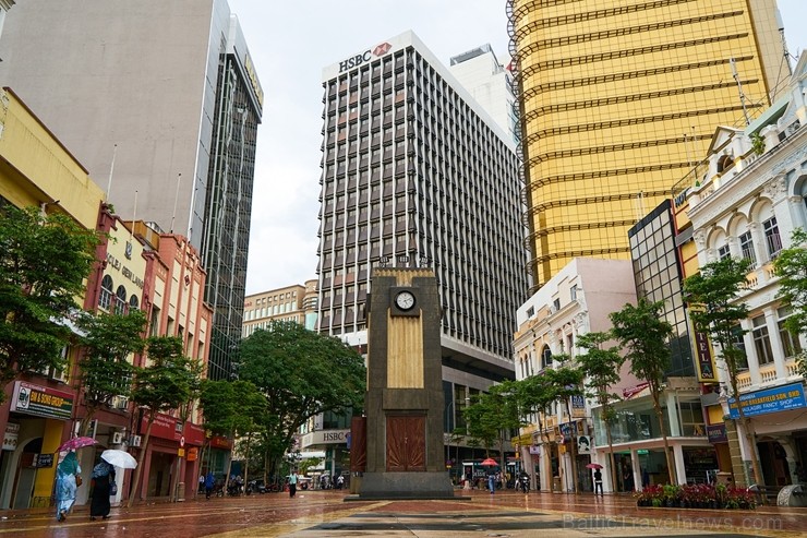 Malaizijas galvaspilsēta Kuala Lumpura ir moderna un to ieskauj zaļumi un siltums. Saulainās dienas viens otram līdzās izbauda gan malajiešu, gan ķīni Malaizijas galvaspilsēta Kuala Lumpura ir moderna un to ieskauj zaļumi un siltums. Saulainās dienas viens otram līdzās izbauda gan malajiešu, gan ķīni 239391
