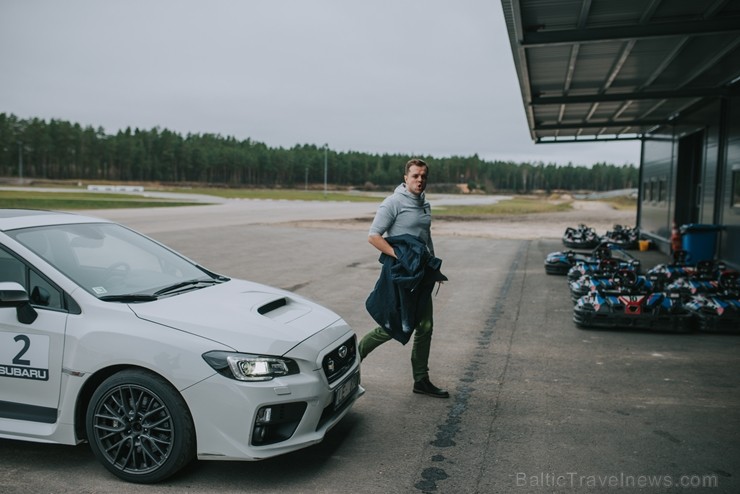 Gints sevi uzskata par prasmīgu braucēju, taču doties trasē pie sporta auto Gints sevi uzskata par prasmīgu braucēju, taču doties trasē pie sporta auto