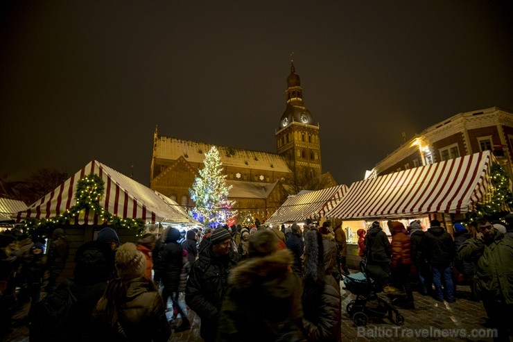 Rīgas iedzīvotāji un viesi apmeklē Doma laukumā svētku egles iedegšanas svinības un Vecrīgas Ziemassvētku tirdziņu. Rīgas iedzīvotāji un viesi apmeklē Doma laukumā svētku egles iedegšanas svinības un Vecrīgas Ziemassvētku tirdziņu. 239742