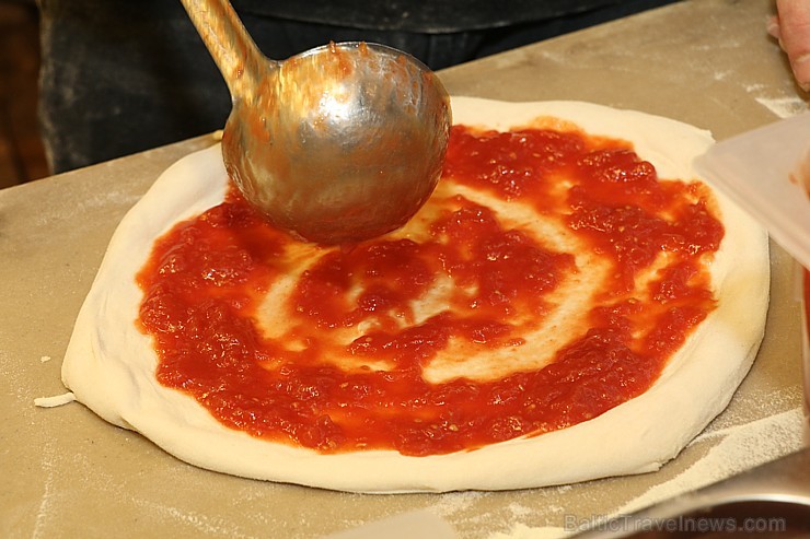 Pārdaugavā atvērusies īsta itāļu picērija «Street Pizza», kas ir vienīgā Baltijā ar Neapoles sertifikātu Pārdaugavā atvērusies īsta itāļu picērija «Street Pizza», kas ir vienīgā Baltijā ar Neapoles sertifikātu 239766