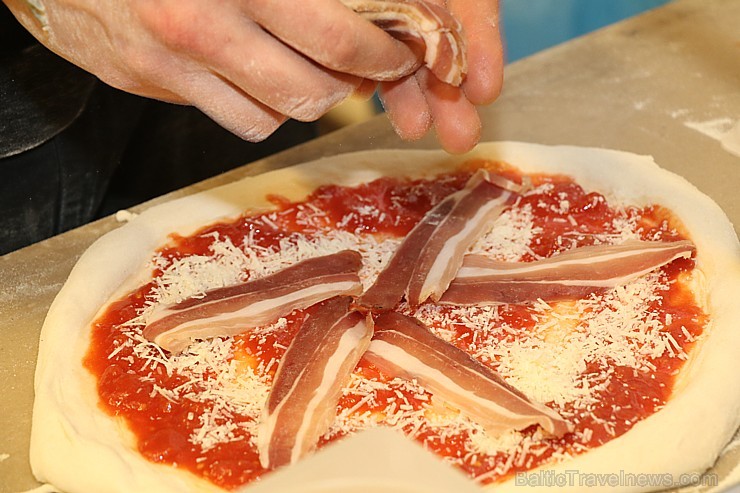 Pārdaugavā atvērusies īsta itāļu picērija «Street Pizza», kas ir vienīgā Baltijā ar Neapoles sertifikātu Pārdaugavā atvērusies īsta itāļu picērija «Street Pizza», kas ir vienīgā Baltijā ar Neapoles sertifikātu 239767