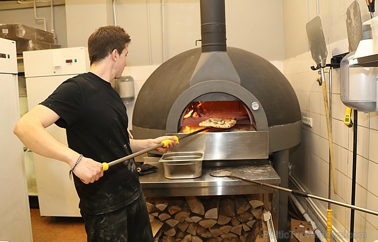 Pārdaugavā atvērusies īsta itāļu picērija «Street Pizza», kas ir vienīgā Baltijā ar Neapoles sertifikātu Pārdaugavā atvērusies īsta itāļu picērija «Street Pizza», kas ir vienīgā Baltijā ar Neapoles sertifikātu 239771