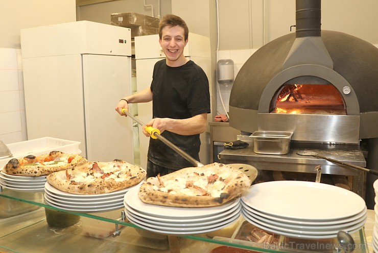 Pārdaugavā atvērusies īsta itāļu picērija «Street Pizza», kas ir vienīgā Baltijā ar Neapoles sertifikātu Pārdaugavā atvērusies īsta itāļu picērija «Street Pizza», kas ir vienīgā Baltijā ar Neapoles sertifikātu 239773