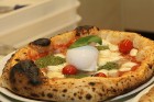 Pārdaugavā atvērusies īsta itāļu picērija «Street Pizza», kas tiecas iegūt Neapoles sertifikātu