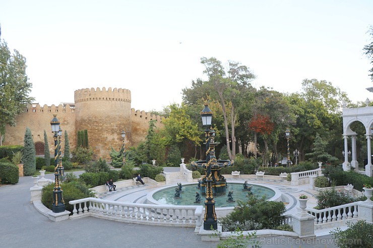 Travelnews.lv iepazīst Azerbaidžānas galvaspilsētu Baku izcila gida pavadījumā. Sadarbībā ar Latvijas vēstniecību Azerbaidžānā un tūrisma firmu «RANTU Travelnews.lv iepazīst Azerbaidžānas galvaspilsētu Baku izcila gida pavadījumā. Sadarbībā ar Latvijas vēstniecību Azerbaidžānā un tūrisma firmu «RANTU 239993