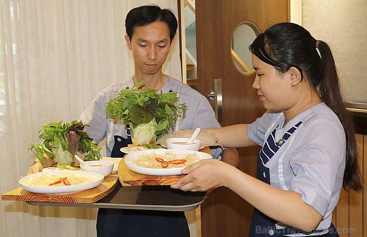 Izbaudam ēdienreizi Hošiminas vjetnamiešu restorānā «Rivia Seafood Dining». Sadarbībā ar 365 brīvdienas un Turkish Airlines Izbaudam ēdienreizi Hošiminas vjetnamiešu restorānā «Rivia Seafood Dining». Sadarbībā ar 365 brīvdienas un Turkish Airlines 240001