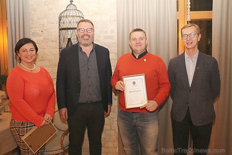 Latvijas vīnziņi ir pirmie Baltijā, kas svinīgā atmosfērā iegūst vīnziņa sertifikātus 240136