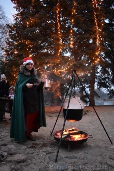 1301. gadā celtā Jaunpils pils mirdz gaišās svētku rotās un pulcē Jaunpils iedzīvotājus un viesus svētku gaidīšanas pasākumos 1301. gadā celtā Jaunpils pils mirdz gaišās svētku rotās un pulcē Jaunpils iedzīvotājus un viesus svētku gaidīšanas pasākumos 240447