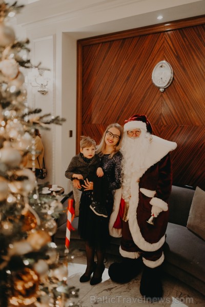 «Grand Hotel Kempinski Riga» kopā ar draugiem un sadarbības partneriem iededz Ziemassvētku egli 240699