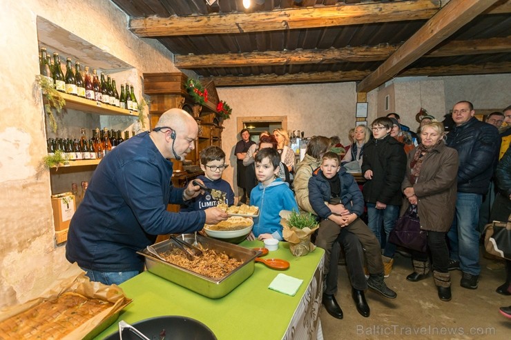 Sabilē ar konfekšu un cepumu parādi, ēdienu gatavošanas šovu, koncertiem, tirdziņiem, karsto dzērienu degustācija, radošām darbnīcām un citiem pasākum Sabilē ar konfekšu un cepumu parādi, ēdienu gatavošanas šovu, koncertiem, tirdziņiem, karsto dzērienu degustācija, radošām darbnīcām un citiem pasākum 240796