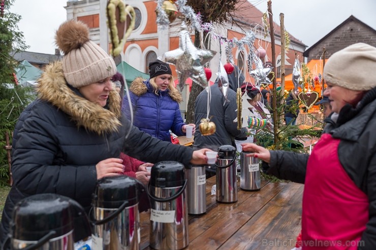 Sabilē ar konfekšu un cepumu parādi, ēdienu gatavošanas šovu, koncertiem, tirdziņiem, karsto dzērienu degustācija, radošām darbnīcām un citiem pasākum Sabilē ar konfekšu un cepumu parādi, ēdienu gatavošanas šovu, koncertiem, tirdziņiem, karsto dzērienu degustācija, radošām darbnīcām un citiem pasākum 240804