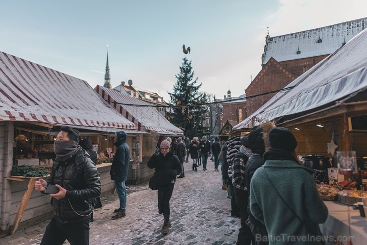 Brīvdienās un svētku dienās tirdziņā var apciemot Ziemassvētku vecīti un satikt rūķus, kā arī doties izjādēs ar ponijiem. Visu tirdziņa laiku darbojas Brīvdienās un svētku dienās tirdziņā var apciemot Ziemassvētku vecīti un satikt rūķus, kā arī doties izjādēs ar ponijiem. Visu tirdziņa laiku darbojas 240928