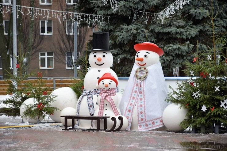 Daugavpilī iedegta pilsētas galvenā egle un iemirdzējusies Latvijā lielākā zvaigzne, bet visus daugavpiliešus un pilsētas viesus gaida atklāta pilsēta Daugavpilī iedegta pilsētas galvenā egle un iemirdzējusies Latvijā lielākā zvaigzne, bet visus daugavpiliešus un pilsētas viesus gaida atklāta pilsēta 240960