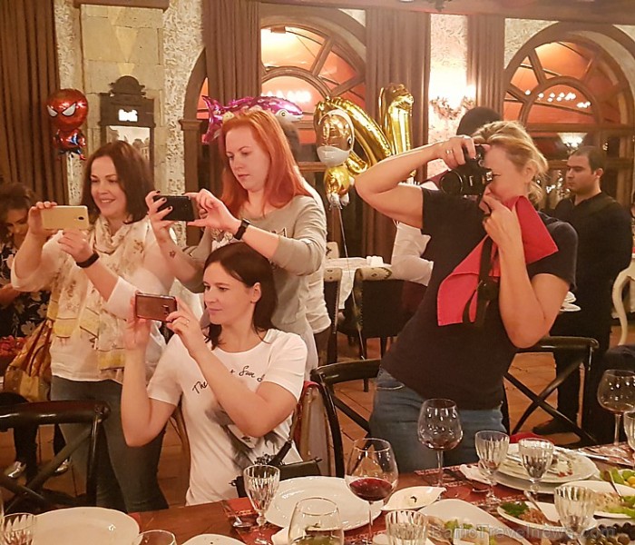 Travelnews.lv apmeklē Baku steiku restorānu «Mangal Steak House». Sadarbībā ar Latvijas vēstniecību Azerbaidžānā un tūrisma firmu «RANTUR Travel Agenc Travelnews.lv apmeklē Baku steiku restorānu «Mangal Steak House». Sadarbībā ar Latvijas vēstniecību Azerbaidžānā un tūrisma firmu «RANTUR Travel Agenc 241194