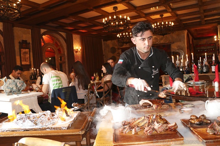 Travelnews.lv apmeklē Baku steiku restorānu «Mangal Steak House». Sadarbībā ar Latvijas vēstniecību Azerbaidžānā un tūrisma firmu «RANTUR Travel Agenc Travelnews.lv apmeklē Baku steiku restorānu «Mangal Steak House». Sadarbībā ar Latvijas vēstniecību Azerbaidžānā un tūrisma firmu «RANTUR Travel Agenc 241198